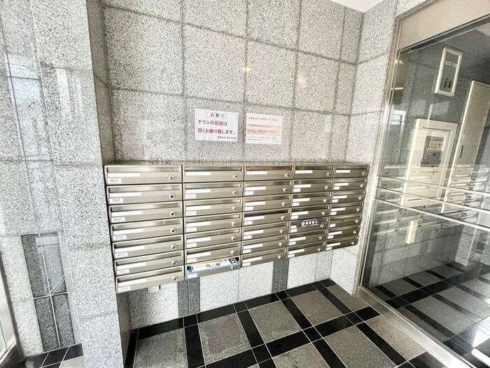 物件外観写真4　(エントランス部分)