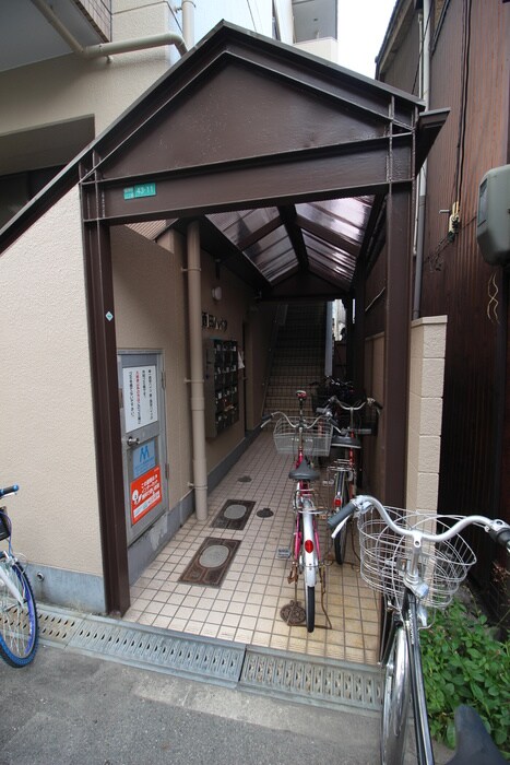 物件外観写真3　(エントランス部分)