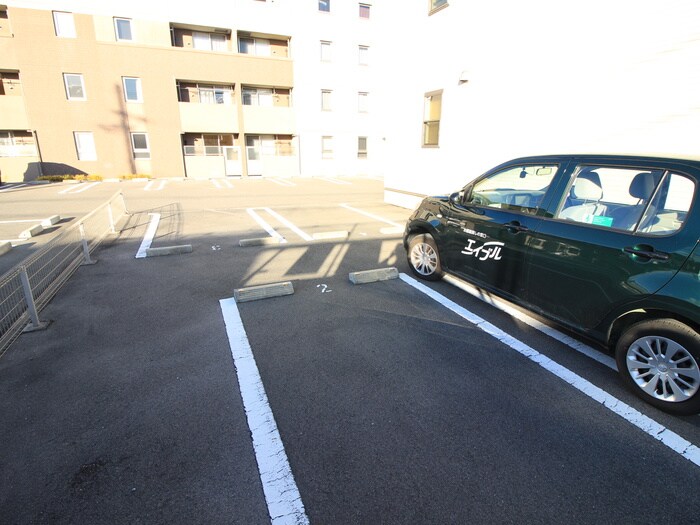 物件外観写真5　(駐車場)