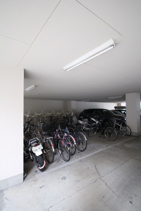 物件外観写真5　(駐輪場)