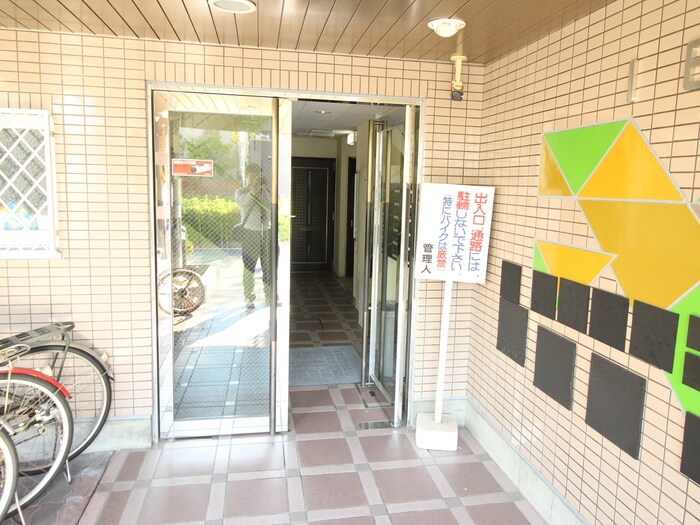 物件外観写真2　(エントランス部分)