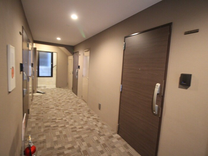 物件外観写真2　(エントランス部分)