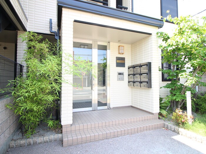 物件外観写真2　(エントランス部分)