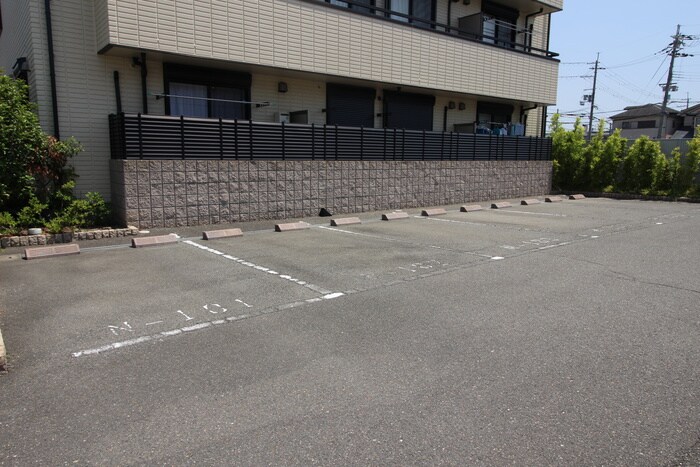 物件外観写真4　(駐車場)
