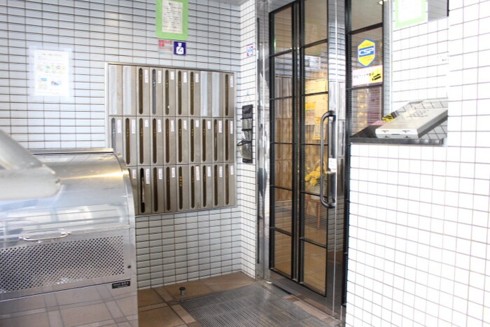 物件外観写真3　(エントランス部分)