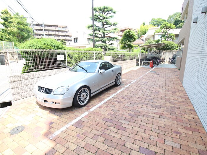 物件外観写真3　(駐車場)