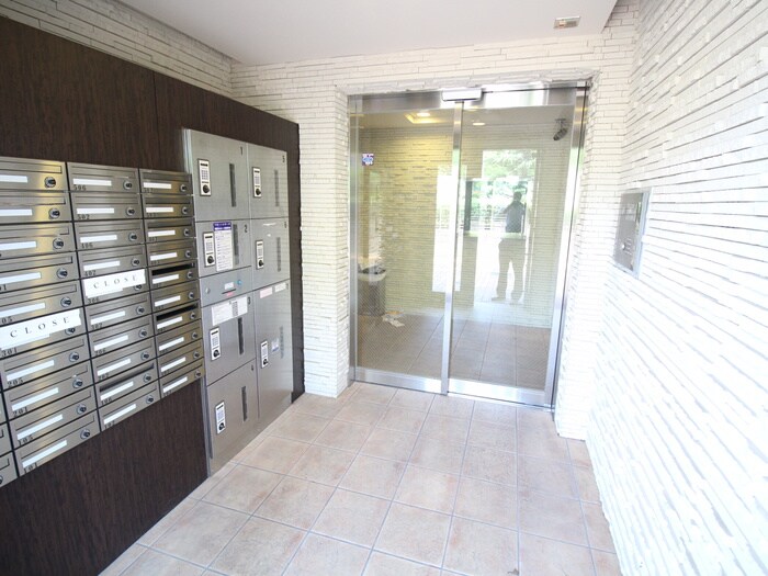 物件外観写真5　(エントランス部分)