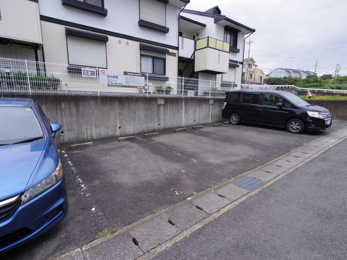 物件外観写真3　(駐車場)