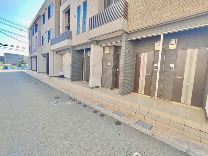 物件外観写真3　(エントランス部分)