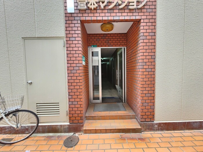 物件外観写真3　(エントランス部分)