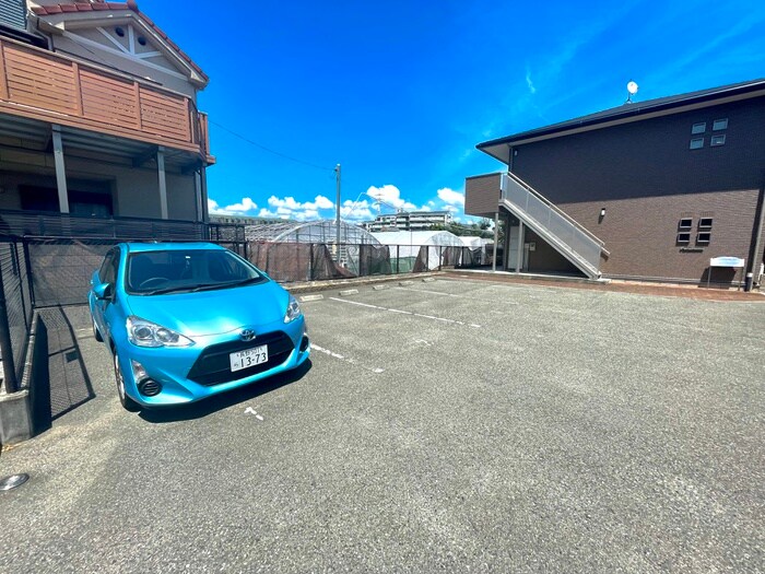 物件外観写真6　(駐車場)