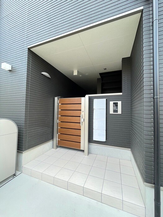 物件外観写真2　(エントランス部分)