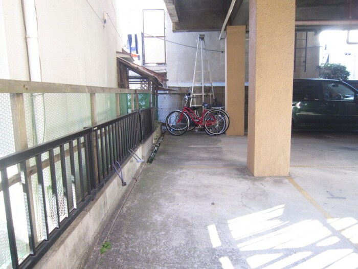 物件外観写真4　(駐輪場)