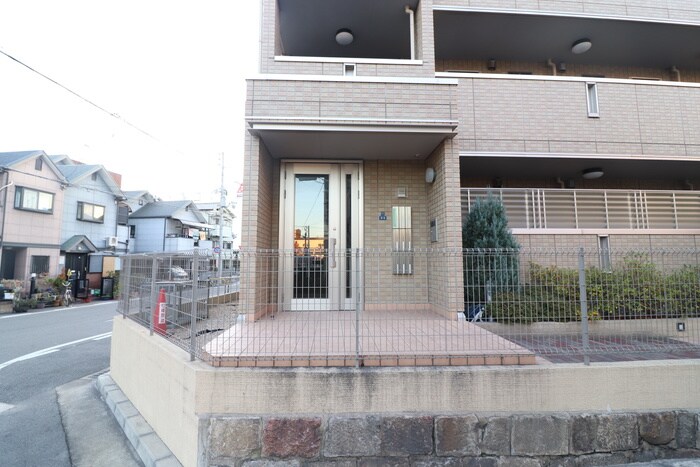 物件外観写真4　(エントランス部分)