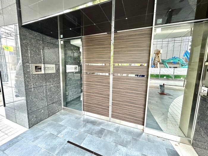 物件外観写真2　(エントランス部分)