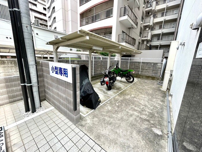 物件外観写真4　(バイク置き場)