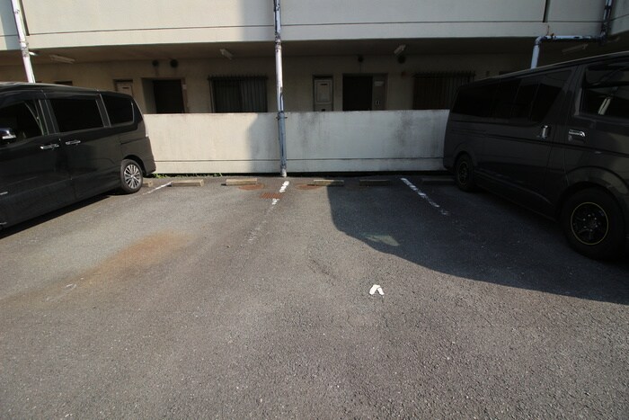 物件外観写真5　(駐車場)