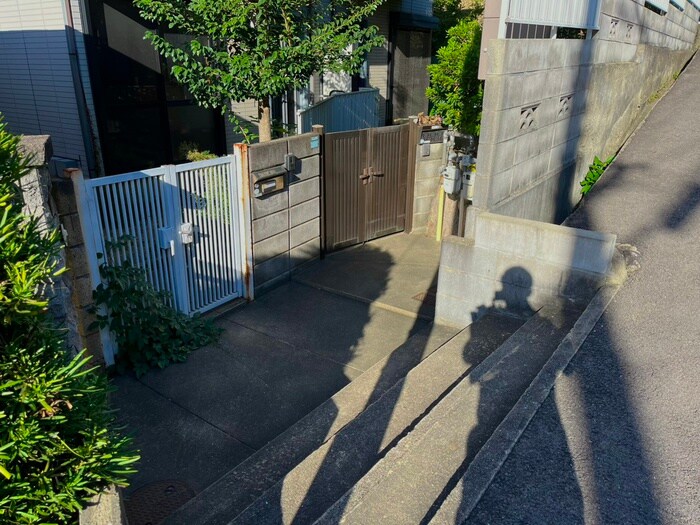 物件外観写真4　(エントランス部分)