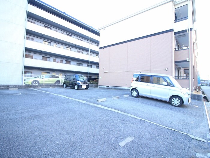 物件外観写真4　(駐車場)
