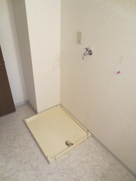 物件内観写真11　(洗濯機置場)