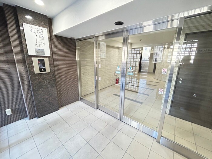 物件外観写真2　(エントランス部分)