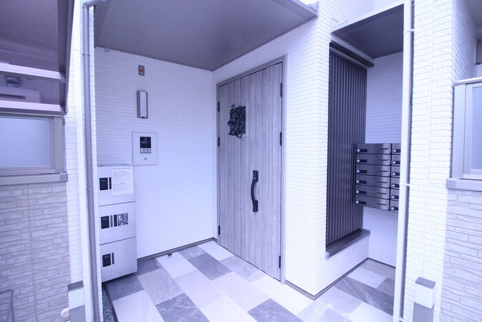 物件外観写真2　(エントランス部分)