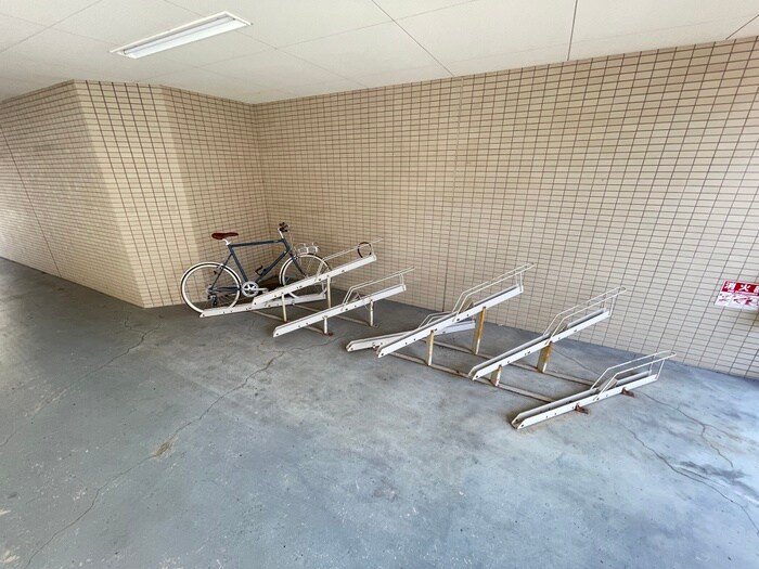 物件外観写真5　(駐輪場)