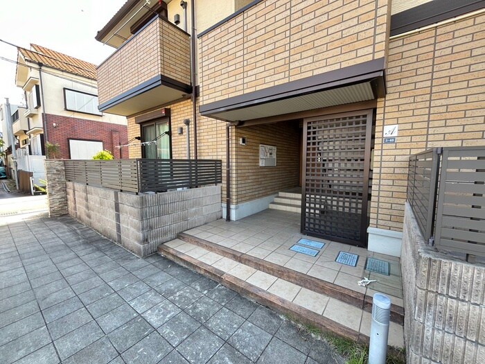 物件外観写真4　(エントランス部分)