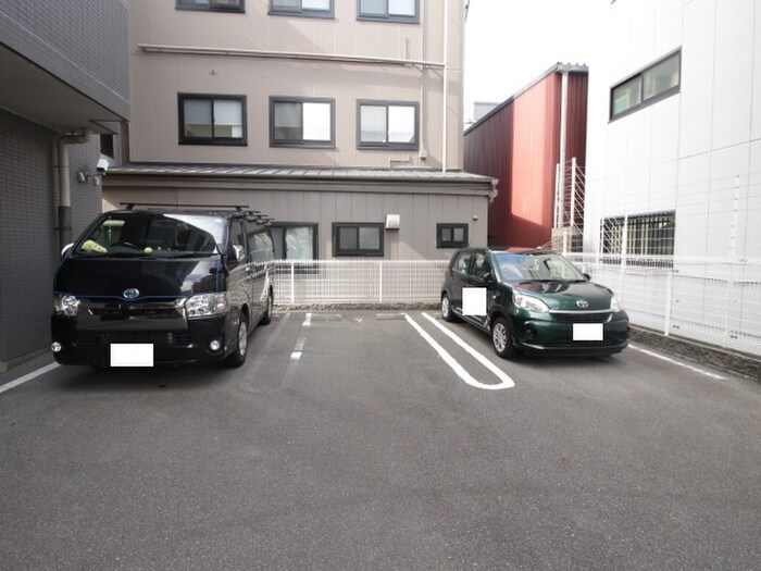 物件外観写真3　(駐車場)
