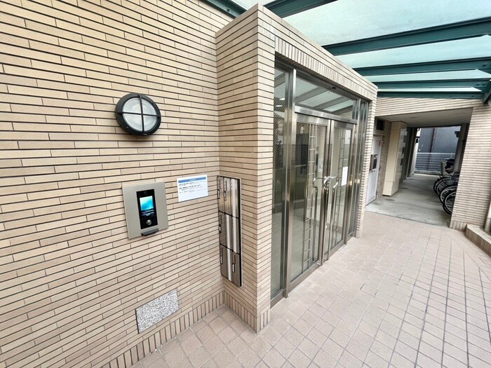 物件外観写真4　(エントランス部分)