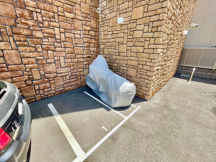 物件外観写真5　(バイク置き場)