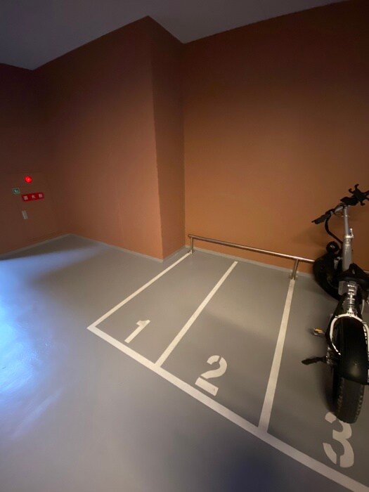 物件外観写真4　(バイク置き場)