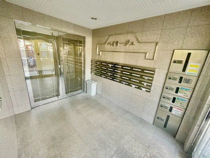 物件外観写真6　(エントランス部分)