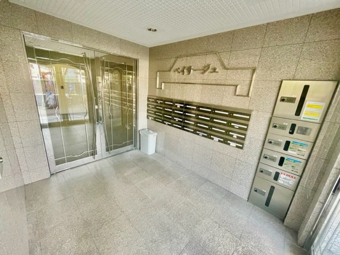 物件外観写真6　(エントランス部分)