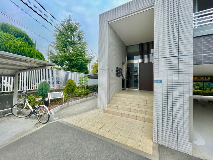 物件外観写真3　(エントランス部分)