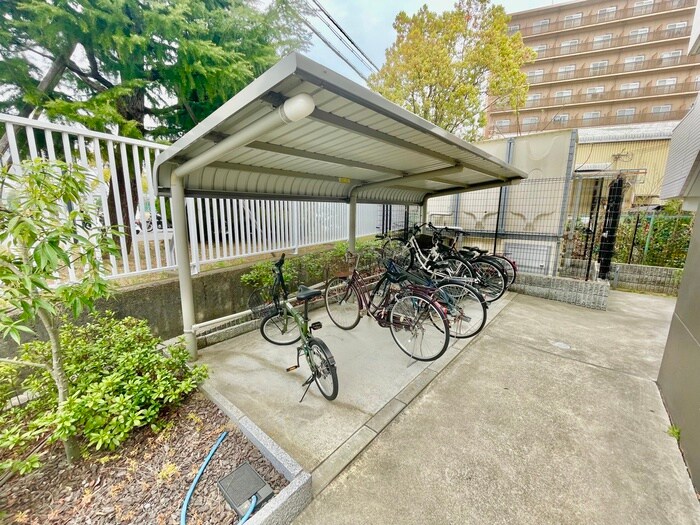 物件外観写真4　(駐輪場)