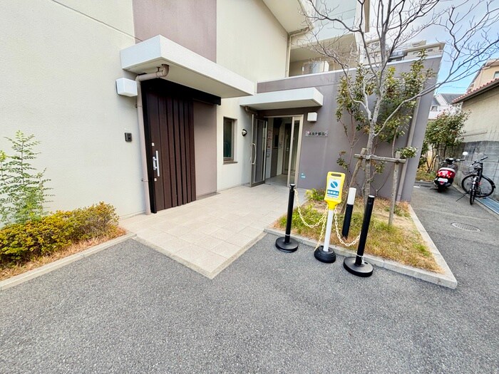 物件外観写真2　(エントランス部分)
