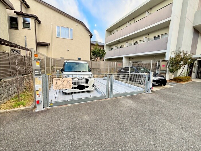 物件外観写真3　(駐車場)