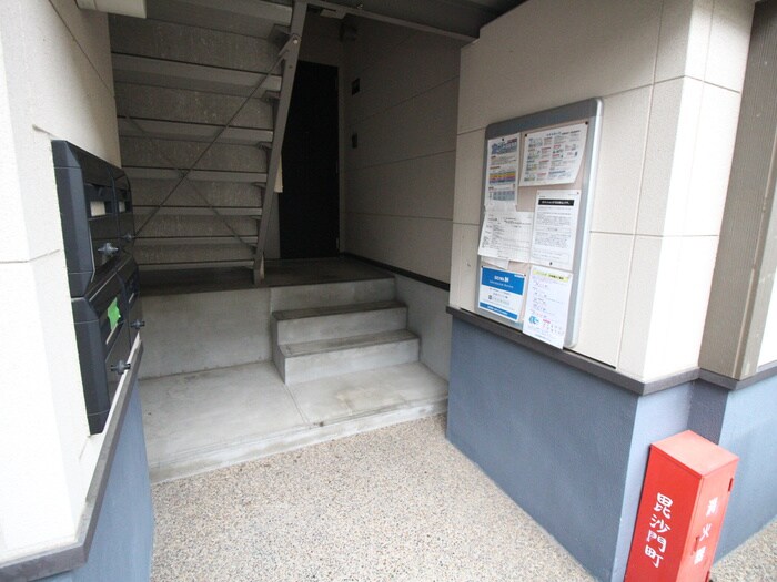 物件外観写真3　(エントランス部分)