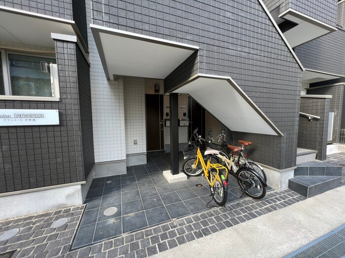 物件外観写真3　(エントランス部分)