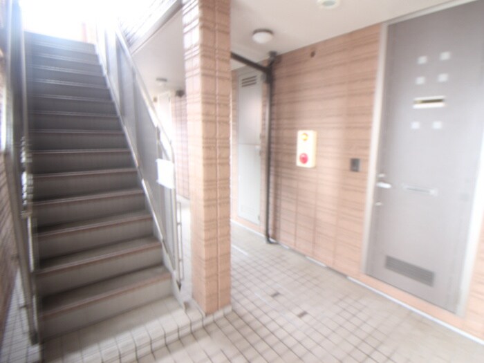 物件外観写真6　(エントランス部分)