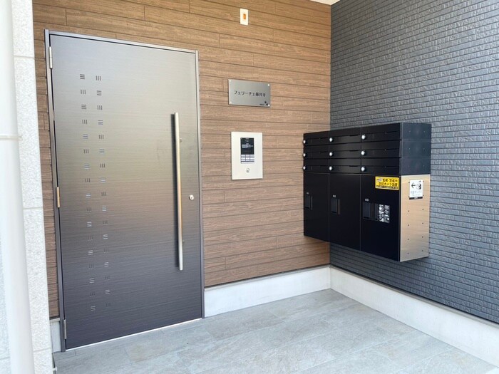 物件外観写真2　(エントランス部分)