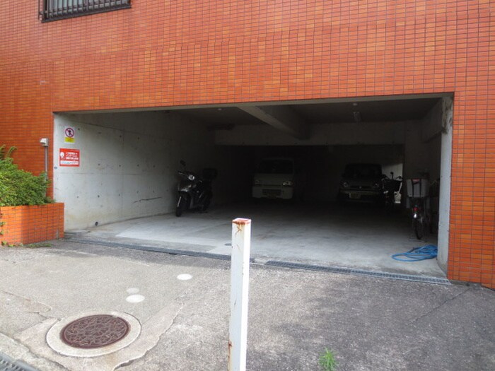 物件外観写真5　(駐車場)