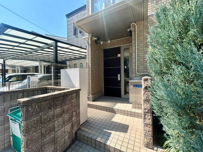 物件外観写真2　(エントランス部分)