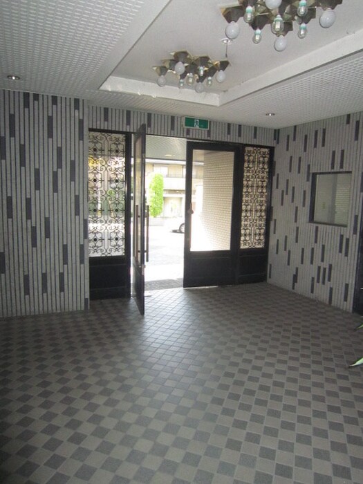 物件外観写真3　(エントランス部分)