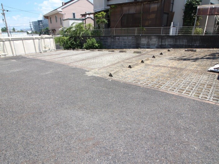 物件外観写真3　(駐車場)