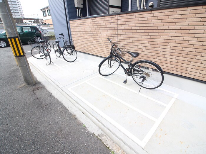 物件外観写真2　(駐輪場)