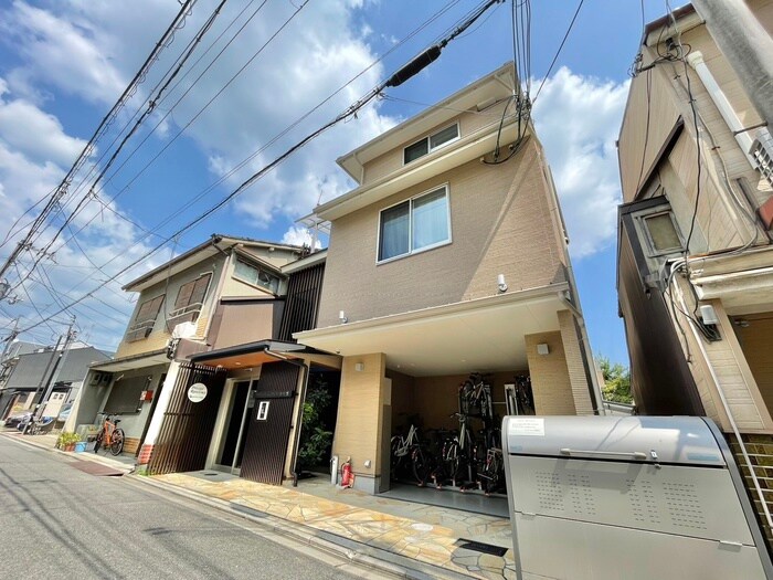 物件外観写真2　(エントランス部分)