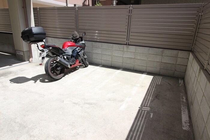 物件外観写真5　(バイク置き場)