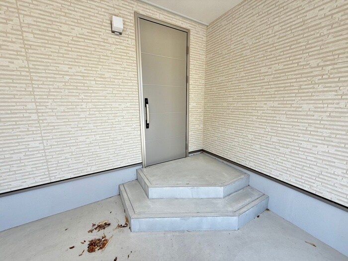 物件外観写真4　(エントランス部分)